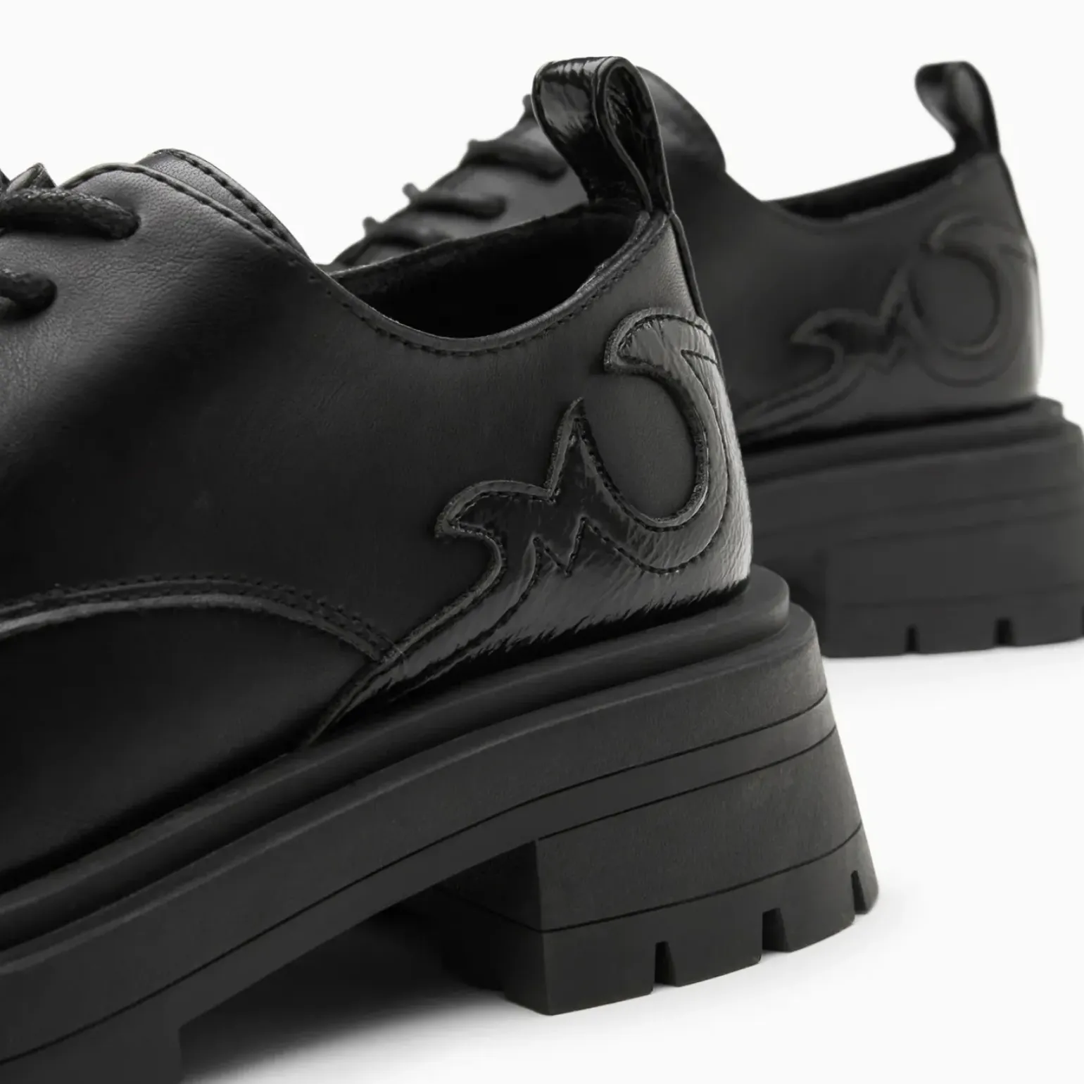 Derbies Meredith noires à semelle crantée