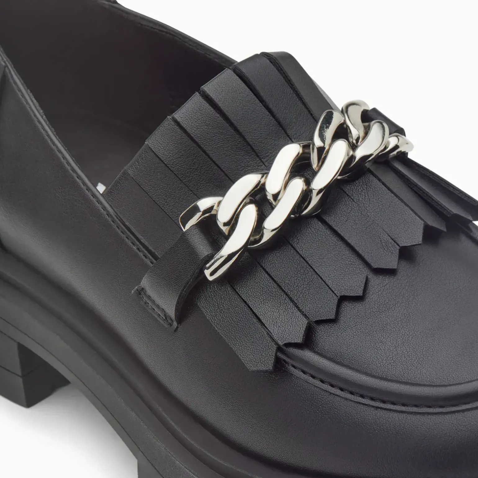 Mocassins Angèle noirs à chaîne argent et semelle crantée