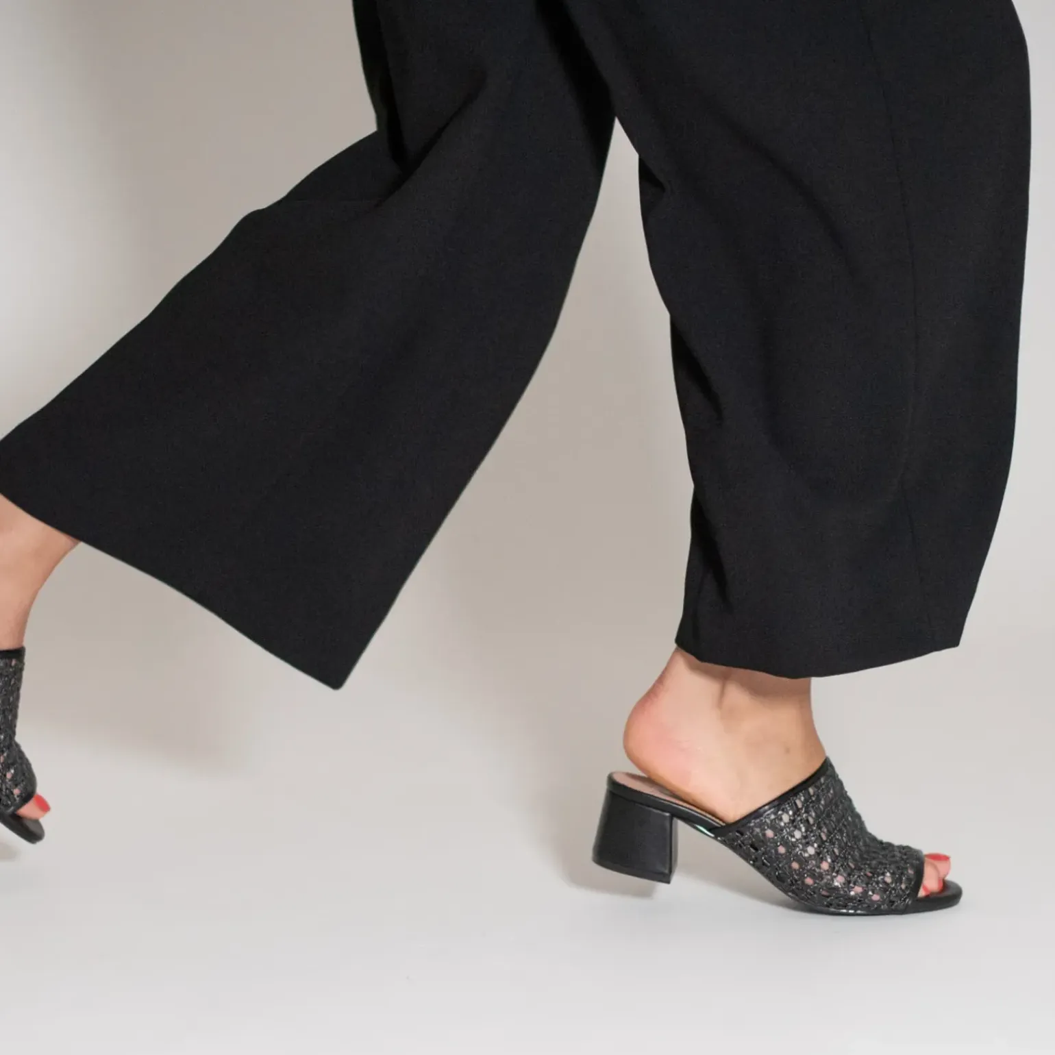 Mules à talon Francesca noires façon cannage