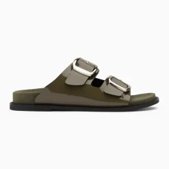 Mules plates Célia kaki verni à boucles oversize