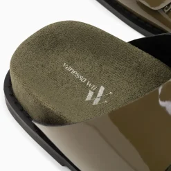 Mules plates Célia kaki verni à boucles oversize
