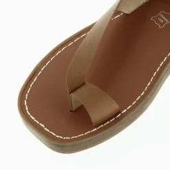 Sandales Amanda camel minimalistes à passe-pouce