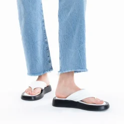Tongs Inna blanches à semelle oversize