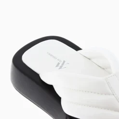 Tongs Inna blanches à semelle oversize