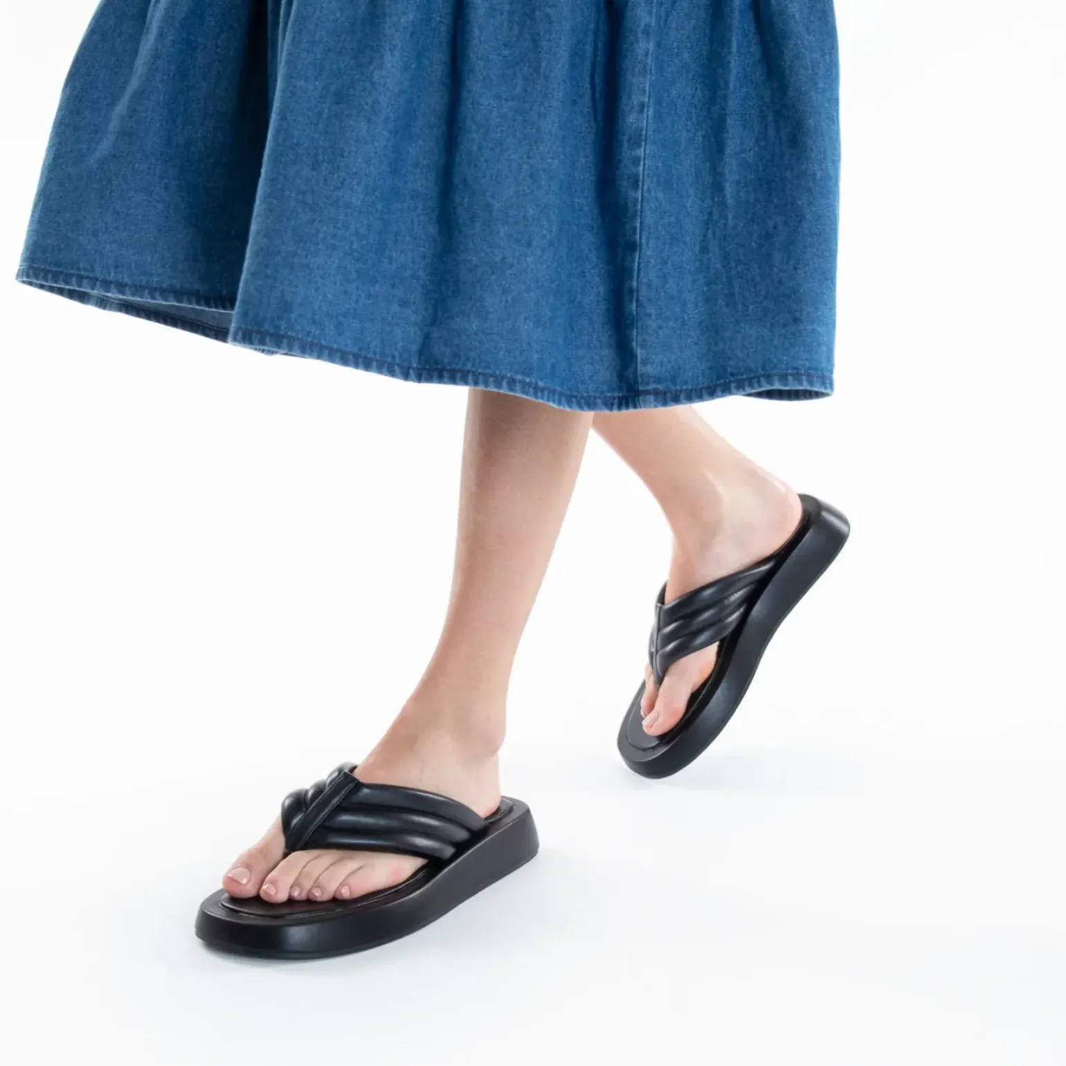 Tongs Inna noires à semelle oversize